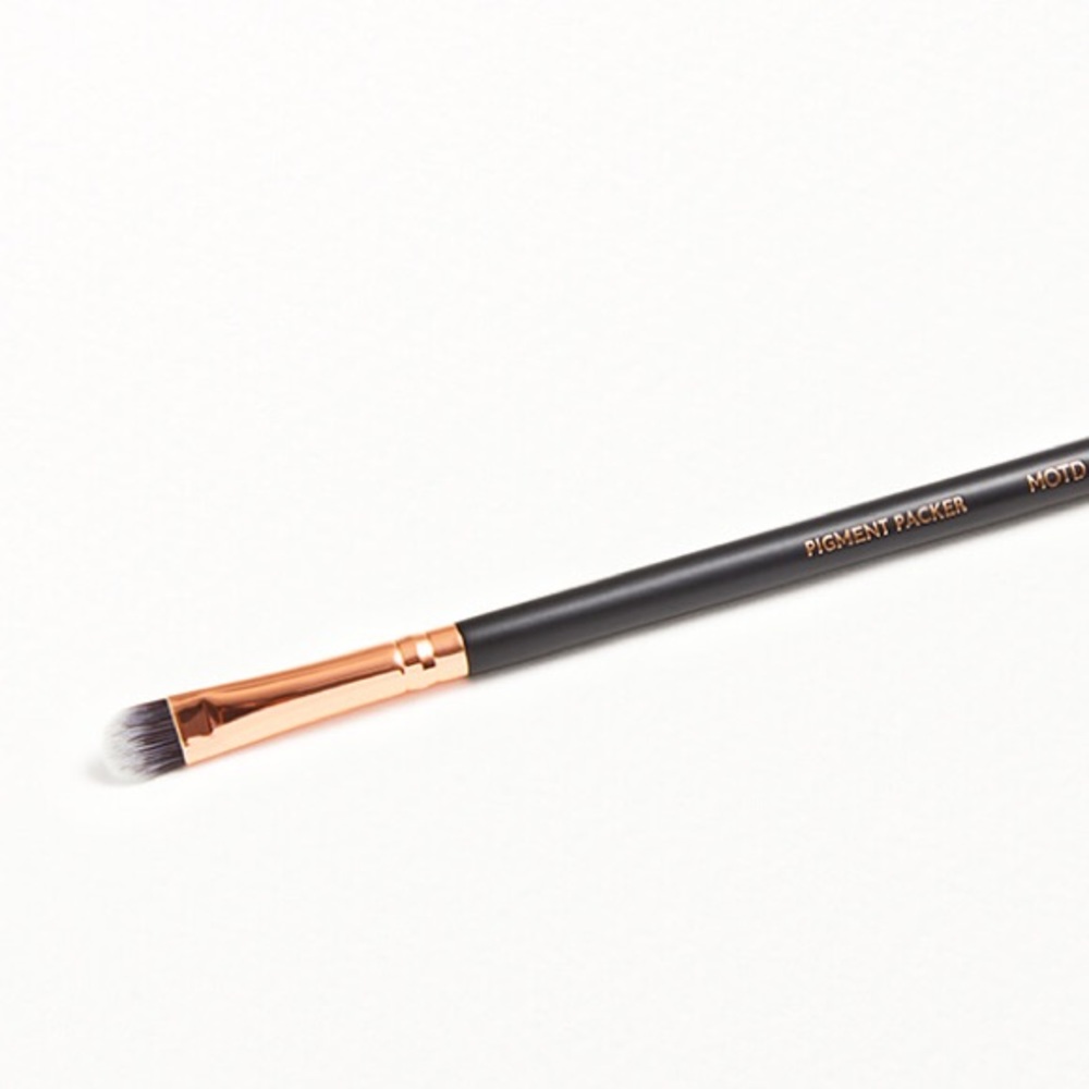 MOTD COSMETICS Pigment Packer Small Shader Brush